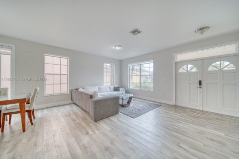Casa en venta en Miami, Florida, 4 dormitorios, 268.02 m2 № 2175680 - foto 11