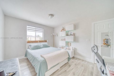 Casa en venta en Miami, Florida, 4 dormitorios, 268.02 m2 № 2175680 - foto 24