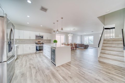 Casa en venta en Miami, Florida, 4 dormitorios, 268.02 m2 № 2175680 - foto 3