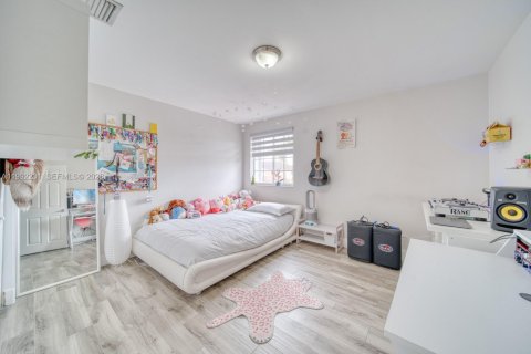 Casa en venta en Miami, Florida, 4 dormitorios, 268.02 m2 № 2175680 - foto 25