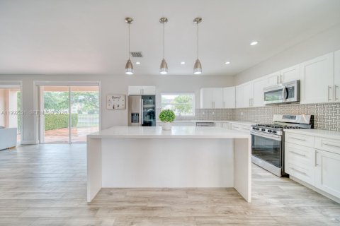 Casa en venta en Miami, Florida, 4 dormitorios, 268.02 m2 № 2175680 - foto 2