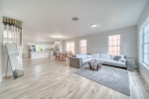 Casa en venta en Miami, Florida, 4 dormitorios, 268.02 m2 № 2175680 - foto 4