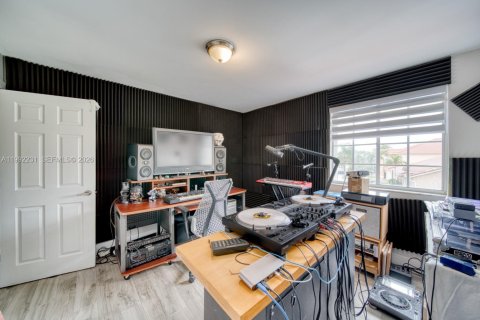 Casa en venta en Miami, Florida, 4 dormitorios, 268.02 m2 № 2175680 - foto 26