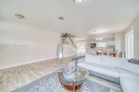 Casa en venta en Miami, Florida, 4 dormitorios, 268.02 m2 № 2175680 - foto 12