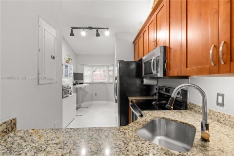 Condo in Pembroke Pines, Florida, 2 bedrooms № 2011906 - photo 10