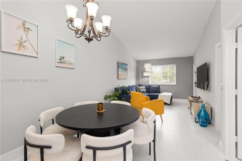 Condo in Pembroke Pines, Florida, 2 bedrooms № 2011906 - photo 8