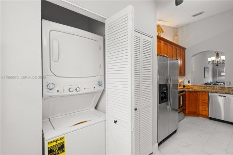 Condo in Pembroke Pines, Florida, 2 bedrooms № 2011906 - photo 14