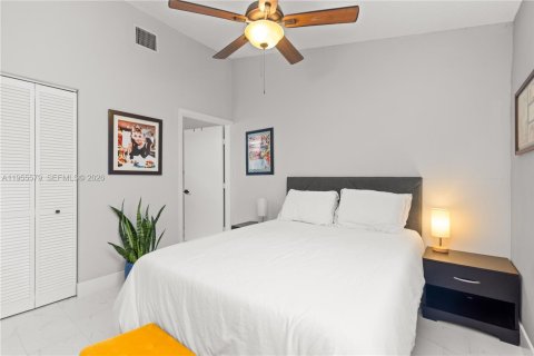 Condo in Pembroke Pines, Florida, 2 bedrooms № 2011906 - photo 16