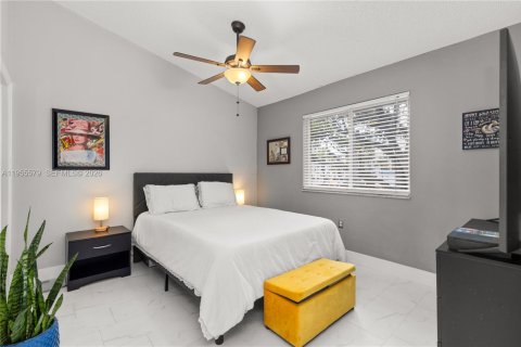 Condo in Pembroke Pines, Florida, 2 bedrooms № 2011906 - photo 15