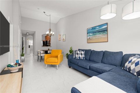 Condo in Pembroke Pines, Florida, 2 bedrooms № 2011906 - photo 6