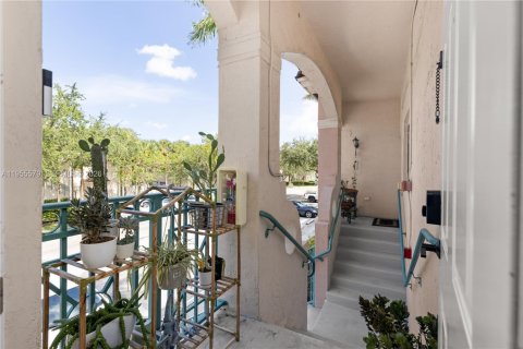 Condo in Pembroke Pines, Florida, 2 bedrooms № 2011906 - photo 5