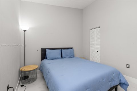 Condo in Pembroke Pines, Florida, 2 bedrooms № 2011906 - photo 18