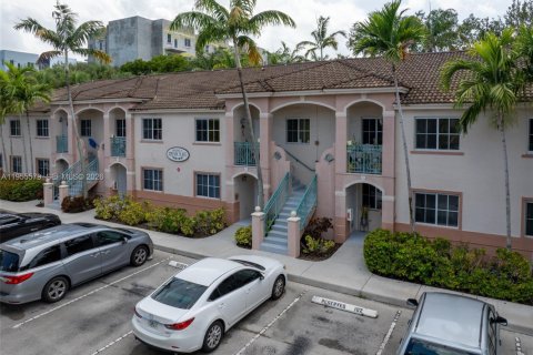 Condo in Pembroke Pines, Florida, 2 bedrooms № 2011906 - photo 3