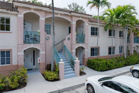 Condo in Pembroke Pines, Florida, 2 bedrooms № 2011906 - photo 2