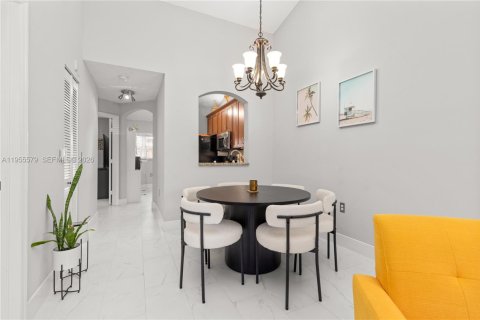 Condo in Pembroke Pines, Florida, 2 bedrooms № 2011906 - photo 7