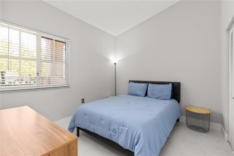 Condo in Pembroke Pines, Florida, 2 bedrooms № 2011906 - photo 19