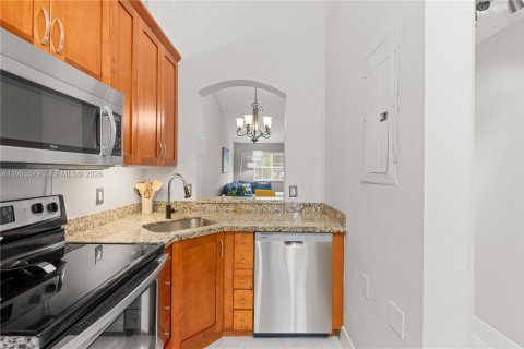 Condo in Pembroke Pines, Florida, 2 bedrooms № 2011906 - photo 12