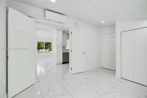 House in Miami, Florida 3 bedrooms, 108.32 sq.m. № 2046446 - photo 8