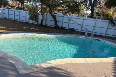 House in Miami, Florida 3 bedrooms, 108.32 sq.m. № 2046446 - photo 10