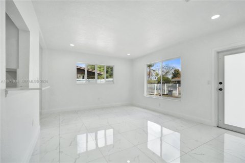 House in Miami, Florida 3 bedrooms, 108.32 sq.m. № 2046446 - photo 3