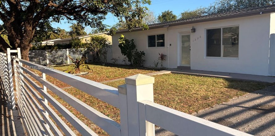 House in Miami, Florida 3 bedrooms, 108.32 sq.m. № 2046446