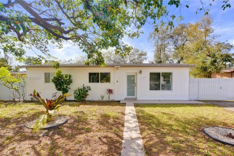 House in Miami, Florida 3 bedrooms, 108.32 sq.m. № 2046446 - photo 2