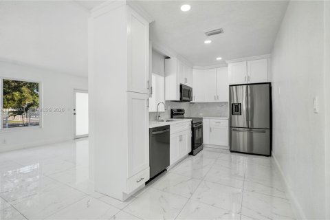 House in Miami, Florida 3 bedrooms, 108.32 sq.m. № 2046446 - photo 4