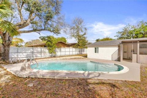 House in Miami, Florida 3 bedrooms, 108.32 sq.m. № 2046446 - photo 11