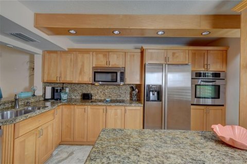 Condo in Jensen Beach, Florida, 2 bedrooms  № 2241885 - photo 3