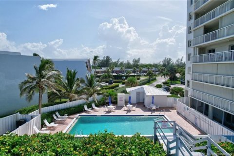 Condo in Jensen Beach, Florida, 2 bedrooms  № 2241885 - photo 25