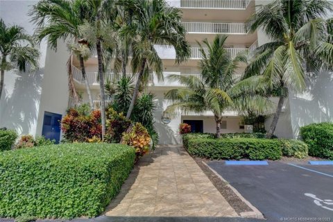 Condo in Jensen Beach, Florida, 2 bedrooms  № 2241885 - photo 27