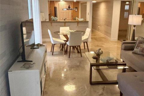 Condo in Jensen Beach, Florida, 2 bedrooms  № 2241885 - photo 18