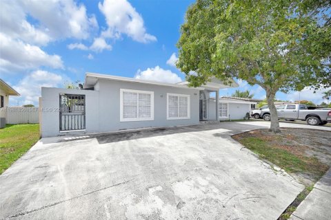 Casa en venta en Hialeah, Florida, 6 dormitorios, 244.05 m2 № 2045148 - foto 2