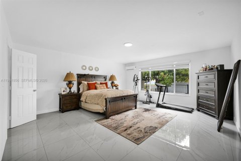 Casa en venta en Hialeah, Florida, 6 dormitorios, 244.05 m2 № 2045148 - foto 12