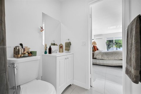 Casa en venta en Hialeah, Florida, 6 dormitorios, 244.05 m2 № 2045148 - foto 17