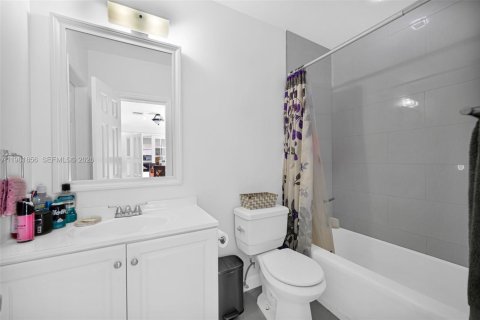 Casa en venta en Hialeah, Florida, 6 dormitorios, 244.05 m2 № 2045148 - foto 25