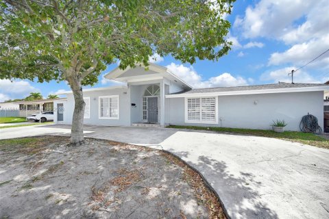 Casa en venta en Hialeah, Florida, 6 dormitorios, 244.05 m2 № 2045148 - foto 5