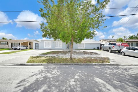 Casa en venta en Hialeah, Florida, 6 dormitorios, 244.05 m2 № 2045148 - foto 4