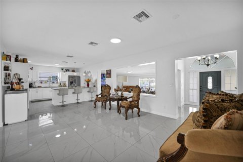 Casa en venta en Hialeah, Florida, 6 dormitorios, 244.05 m2 № 2045148 - foto 30