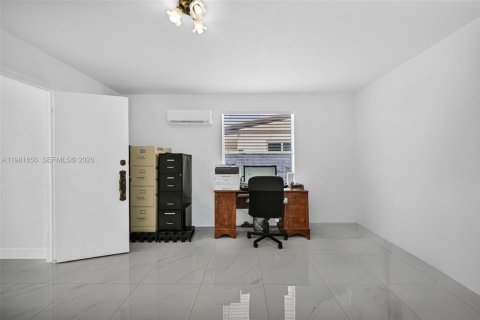 Casa en venta en Hialeah, Florida, 6 dormitorios, 244.05 m2 № 2045148 - foto 8