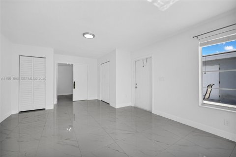 Casa en venta en Hialeah, Florida, 6 dormitorios, 244.05 m2 № 2045148 - foto 6