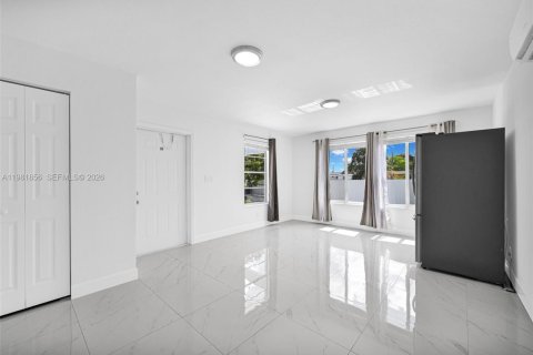 Casa en venta en Hialeah, Florida, 6 dormitorios, 244.05 m2 № 2045148 - foto 19