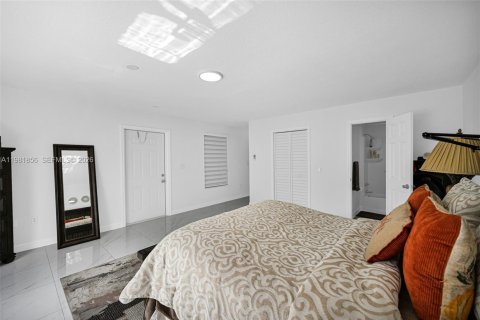 Casa en venta en Hialeah, Florida, 6 dormitorios, 244.05 m2 № 2045148 - foto 14