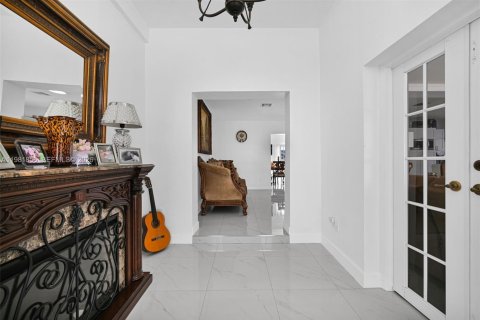 Casa en venta en Hialeah, Florida, 6 dormitorios, 244.05 m2 № 2045148 - foto 27