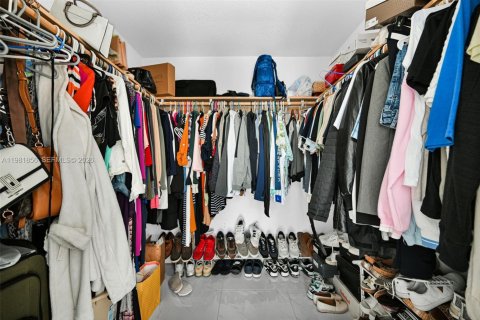 Casa en venta en Hialeah, Florida, 6 dormitorios, 244.05 m2 № 2045148 - foto 18