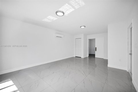 Casa en venta en Hialeah, Florida, 6 dormitorios, 244.05 m2 № 2045148 - foto 7