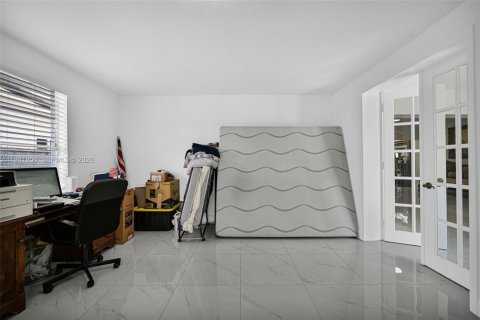 Casa en venta en Hialeah, Florida, 6 dormitorios, 244.05 m2 № 2045148 - foto 23