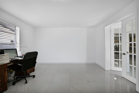 Casa en venta en Hialeah, Florida, 6 dormitorios, 244.05 m2 № 2045148 - foto 9