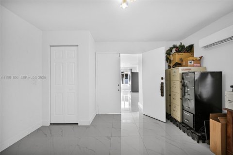 Casa en venta en Hialeah, Florida, 6 dormitorios, 244.05 m2 № 2045148 - foto 24