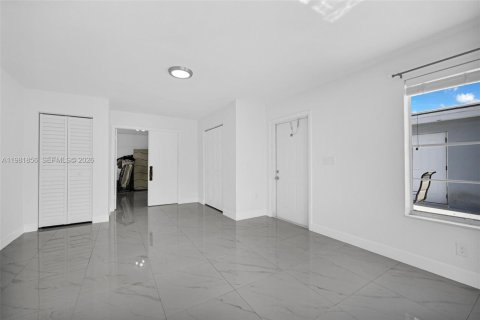 Casa en venta en Hialeah, Florida, 6 dormitorios, 244.05 m2 № 2045148 - foto 20